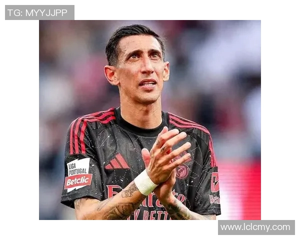 传奇球员告别绿茵场 足球巨星退役引发全球球迷热议与怀念